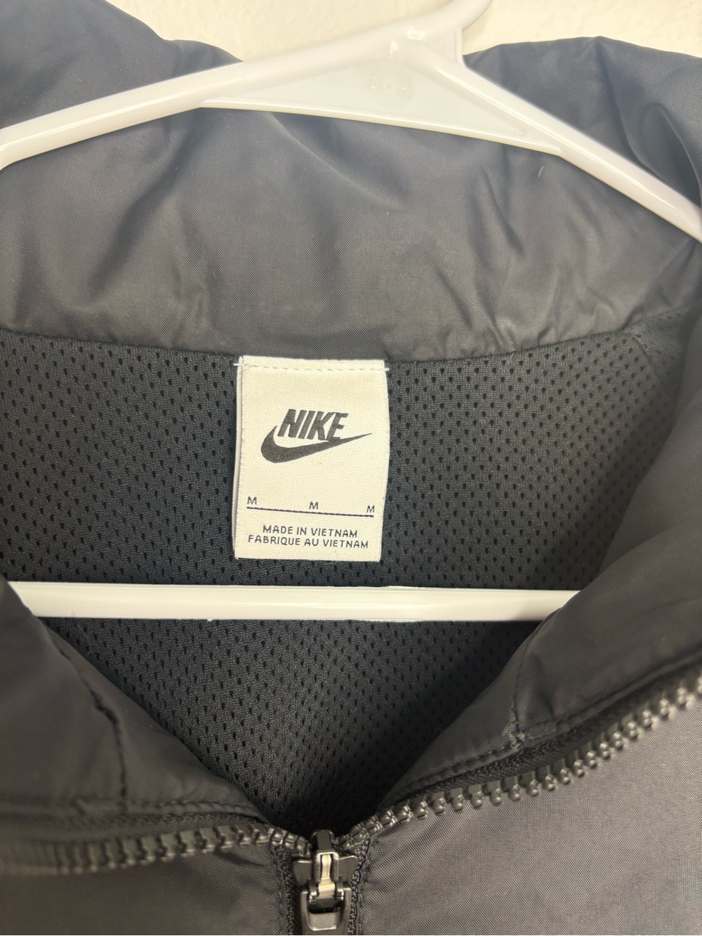 Nike Men’s Black Windbreaker with Packable Hood & Kangaroo Pocket - Picture 7 of 13